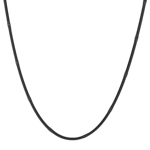 Schwarze 2,7mm Edelstahl Schlangenkette mit Gravur-Details auf weißem Hintergrund