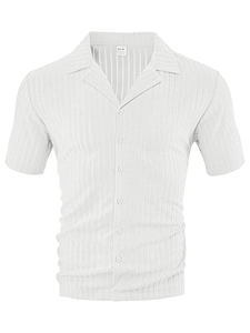 Détail macro d'une chemise blanche à manches courtes avec texture tricotée verticale