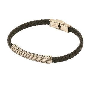 Détail du bracelet en cuir tressé avec boucle en acier inoxydable et décoration en métal