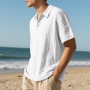 Détail d'un polo en lin blanc pour homme avec texture respirante sur une plage ensoleillée