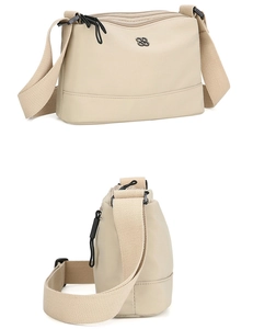 Vue de face et de côté du sac en nylon beige avec large bandoulière et fleur métal