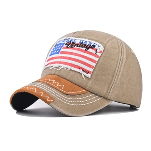 Detailaufnahme der Vintage-Waschbaumwollkappe mit Distressed-USA-Flaggen-Patch