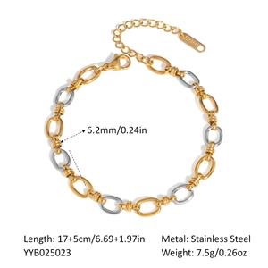Détail du bracelet bicolore en acier inoxydable montrant la largeur et la longueur