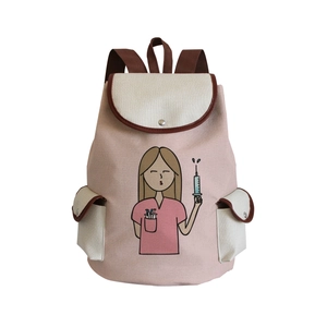 Detailopname van verpleegster cartoonprint op roze en beige canvas reisrugzak