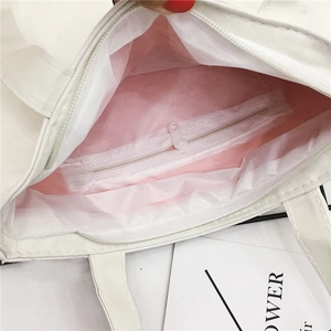 Weiße Canvas-Tragetasche mit rosa Futter und Innentasche mit Reißverschluss, Draufsicht