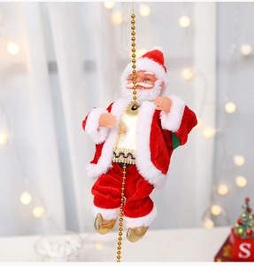 Detail von Weihnachtsmann an Goldperlen mit rotem Samtanzug und festlicher Beleuchtung