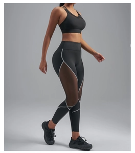 Détail de l'ensemble de sport noir avec empiècements en mesh et coutures contrastées blanches