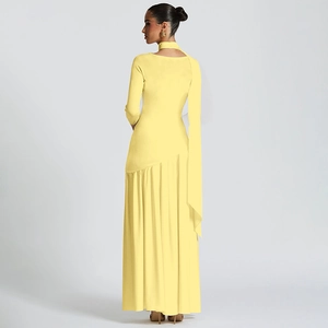 Détail d'une robe longue jaune vif à manches longues avec écharpe de cou fluide