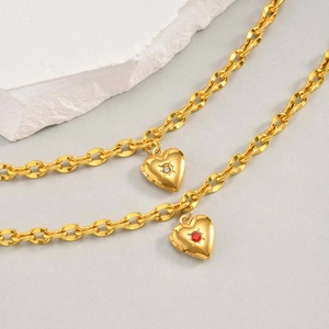 Collane in acciaio dorato con medaglione a cuore, zirconi e catena a maglie spesse