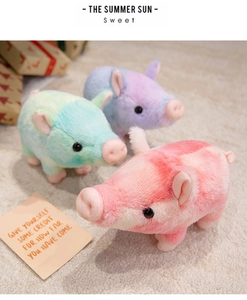 Vue détaillée de cochons en peluche rose, bleu et violet avec texture marbrée tie-dye