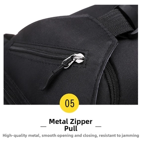 Détail de la fermeture éclair en métal et cordon sur le sac bandoulière en nylon noir
