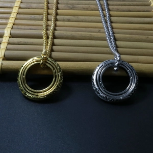 Nahaufnahme astronomischer Kugelringe in Gold und Silber mit Vintage-Gravur