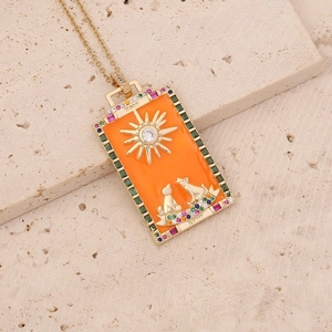 Détail du pendentif tarot Lune doré avec émail orange et pierres précieuses colorées