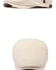Mehrwinkelansicht der beige Schiebermütze mit Fischgrätmuster und Knopfdetails