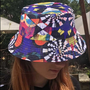 Vue détaillée du chapeau bob aux motifs géométriques colorés et design artistique