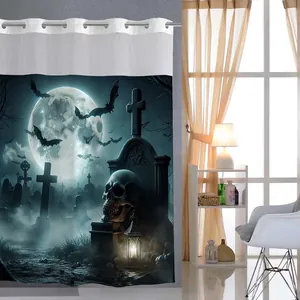 Detail van metalen ringoogjes en Halloween kerkhofprint op een waterdicht douchegordijn