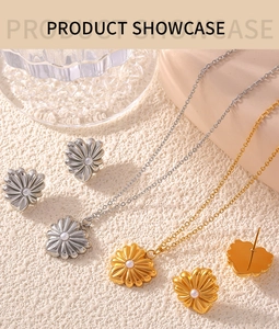 Detailansicht des Gold- und Silber-Schmucksets mit Perlen und Blumen auf warmem Grund