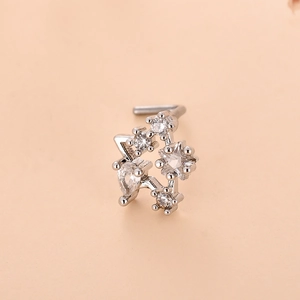 Dettaglio di piercing naso a L in argento con pietre di zircone a cuore e a stella