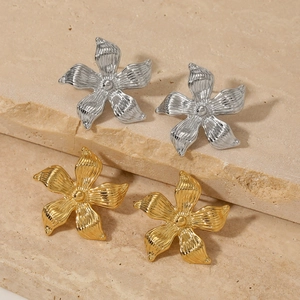 Boucles d'oreilles fleurs minimalistes en or et argent avec des pétales en métal texturé