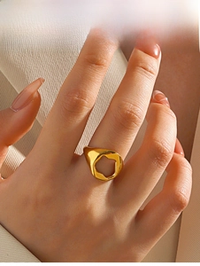 Vue détaillée d'une bague dorée irrégulière ajourée avec design en métal liquide