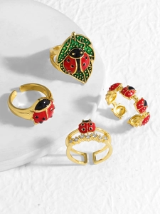 Détails de quatre bagues coccinelle plaquées or avec émail rouge vif et accents de zircon