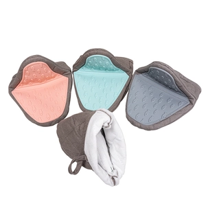 Fish pattern silicone heat resistant oven mitts with cotton lining in four piece set