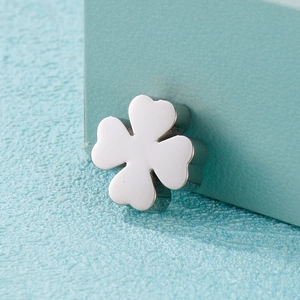 Pendentif trèfle à quatre feuilles en argent poli avec une finition miroir 3D brillante