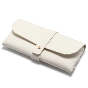 Minimalistisches weißes Brillenetui aus Leder mit Narbung und goldenem Metallknopf