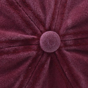 Vue macro d'une casquette en coton bordeaux montrant la texture et les coutures