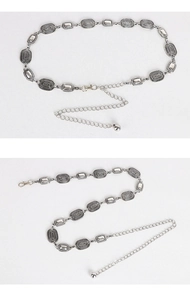 Vue macro d'une ceinture chaîne rétro en argent antique avec maillons ovales texturés