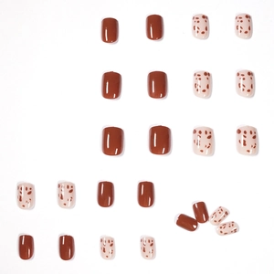 Faux ongles courts à coller avec motif léopard orange et marron sur fond blanc pur