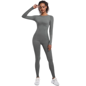 Dettaglio del set yoga grigio senza cuciture con trama a compressione traspirante sulle maniche