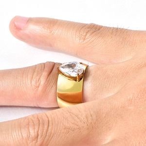 Detailaufnahme eines breiten 18K vergoldeten Titanrings mit klarem Tropfenstein