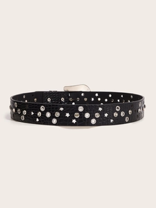 Dettaglio cintura in pelle coccodrillo con borchie a stella e strass scintillanti