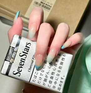 Detailaufnahme langer ovaler Nägel mit blauem Farbverlauf und glänzendem Finish