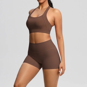 Vorderansicht des dunkelbraunen Yoga-Sets für Damen mit High-Waist-Shorts und Sport-BH