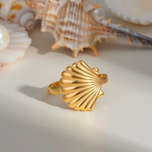 Bague ouverte coquillage dorée pour femme au style minimaliste de plage et océan