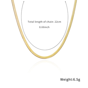 Detailed view of 18K gold herringbone chain necklace with 22cm length and 6.5g weight