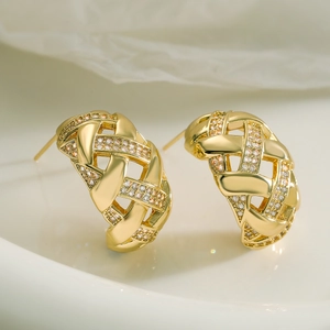 Orecchini a perno a forma di C intrecciati placcati oro 18K con pavé di zirconi