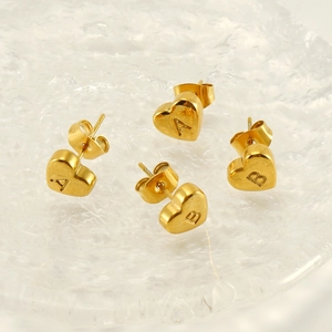 Poliert goldene Herzohrstecker aus Edelstahl mit gravierten Buchstaben A und B
