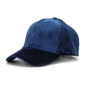 Detailopname van donkerblauwe corduroy baseballpet met fijne geribbelde textuur en glans