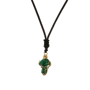 Détail du pendentif champignon en pierre verte avec fil doré et cordon marron