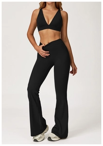 Dettaglio dei leggings yoga a zampa a vita alta con fascia a V e finitura nero opaco