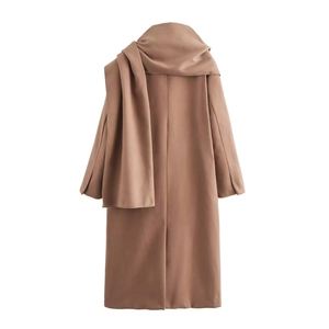 Manteau long en laine camel avec capuche écharpe intégrée vue de l'arrière