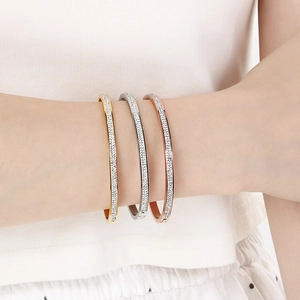 Bracciali ovali impilabili in acciaio inossidabile placcato oro 18k con zirconi in tre colori