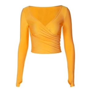 Vue détaillée d'un crop top orange col en V à manches longues avec fronces et passe-pouces