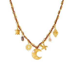 Collana in acciaio inossidabile dorato con ciondoli a stella marina, luna e cuore su bianco