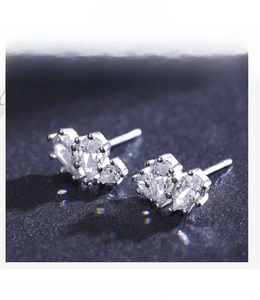 Détail macro de boucles d'oreilles goutte en argent S925 avec pavé de zircons brillants