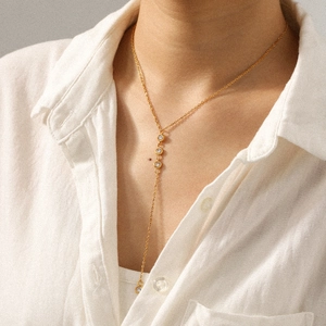 Élégant collier en Y plaqué or 18 carats avec pendentifs ronds en zircon sur mannequin