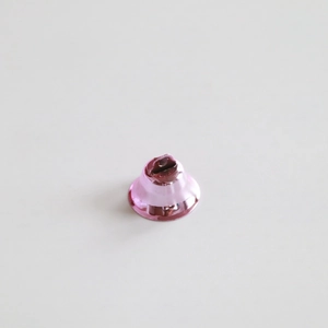 Gros plan d'une cloche décorative conique rose de 2,1 cm avec fini brillant